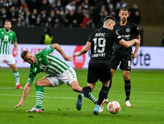 17.03.2022, xpsx, Fussball UEFA Europa League, Eintracht Frankfurt - Real Betis Sevilla v.l. Sergio Canales (Real Betis Sevilla), Rafael Borre (Eintracht Frankfurt) (DFL DFB REGULATIONS PROHIBIT ANY USE OF PHOTOGRAPHS as IMAGE SEQUENCES and or QUASI-VIDEO) emspor Frankfurt