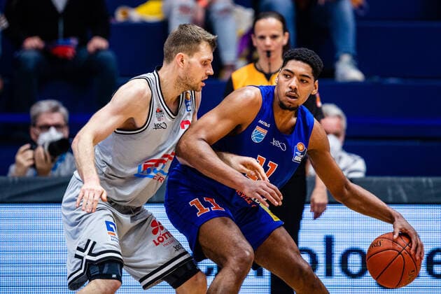 BB-1BL Syntainics MBC - JobStairs Giessen 46er Kostja Mushidi (Syntainics MBC), Dennis Daniel Nawrocki (46er) waehrend der Begegnung Saison 2021-2022 (Herren) in der EasyCredit Bundesliga zwischen Syntainics MBC und JobStairs Giessen 46er in der Stadthalle Weissenfels am 17. March 2022 in Weissenfels, Sachsen Anhalt, Deutschland