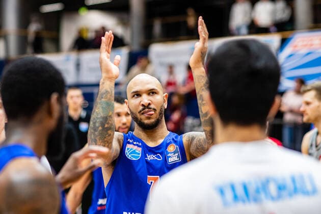 BB-1BL Syntainics MBC - JobStairs Giessen 46er Sergio Kerusch (Syntainics MBC) jubelt nach dem Spiel waehrend der Begegnung Saison 2021-2022 (Herren) in der EasyCredit Bundesliga zwischen Syntainics MBC und JobStairs Giessen 46er in der Stadthalle Weissenfels am 17. March 2022 in Weissenfels, Sachsen Anhalt, Deutschland