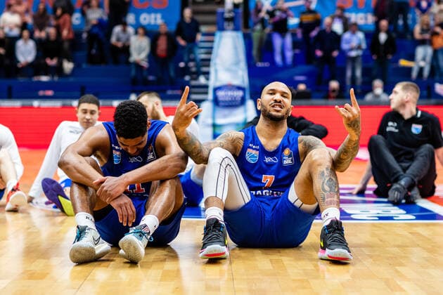 BB-1BL Syntainics MBC - JobStairs Giessen 46er Kostja Mushidi (Syntainics MBC) und Sergio Kerusch (Syntainics MBC) nach dem Sieg waehrend der Begegnung Saison 2021-2022 (Herren) in der EasyCredit Bundesliga zwischen Syntainics MBC und JobStairs Giessen 46er in der Stadthalle Weissenfels am 17. March 2022 in Weissenfels, Sachsen Anhalt, Deutschland
