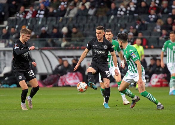 17.03.2022, xovx, Fußball UEFA Europa League, Eintracht Frankfurt - Betis Sevilla v.l. Jesper Lindström (Eintracht Frankfurt), Rafael Borre (Eintracht Frankfurt), Guido Rodriguez (Real Betis Sevilla), Marc Bartra (Real Betis Sevilla) emspor Frankfurt