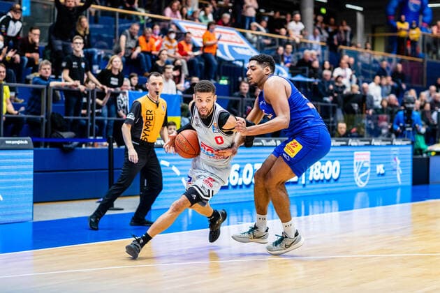 BB-1BL Syntainics MBC - JobStairs Giessen 46er Kendale Deshawn Mccullum (46er), Kostja Mushidi (Syntainics MBC) waehrend der Begegnung Saison 2021-2022 (Herren) in der EasyCredit Bundesliga zwischen Syntainics MBC und JobStairs Giessen 46er in der Stadthalle Weissenfels am 17. March 2022 in Weissenfels, Sachsen Anhalt, Deutschland