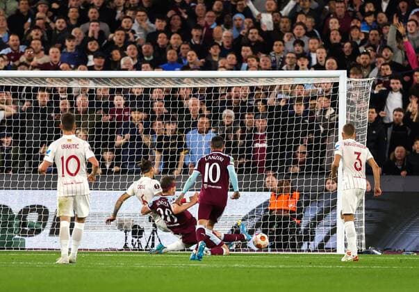 Mandatory Credit: Photo by Simon Dael Shutterstock (12853358aj) Tomas Soucek of West Ham United is inches away from opening the scoring 0-0 West Ham United v Sevilla, UEFA Europa League, Round of 16, 2nd Leg, Football, The London Stadium, London, UK - 17 Mar 2022 West Ham United v Sevilla, UEFA Europa League, Round of 16, 2nd Leg, Football, The London Stadium, London, UK - 17 Mar 2022  Copyright: xSimonxDael Shutterstockx 12853358aj