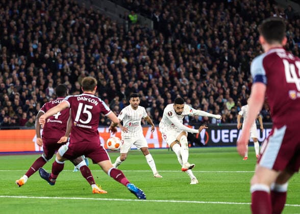 Mandatory Credit: Photo by Simon Dael Shutterstock (12853358al) Yousseff En-Nesyri of Sevilla shoots at goal as Kurt Zouma and Craig Dawson of West Ham United block West Ham United v Sevilla, UEFA Europa League, Round of 16, 2nd Leg, Football, The London Stadium, London, UK - 17 Mar 2022 West Ham United v Sevilla, UEFA Europa League, Round of 16, 2nd Leg, Football, The London Stadium, London, UK - 17 Mar 2022  Copyright: xSimonxDael Shutterstockx 12853358al