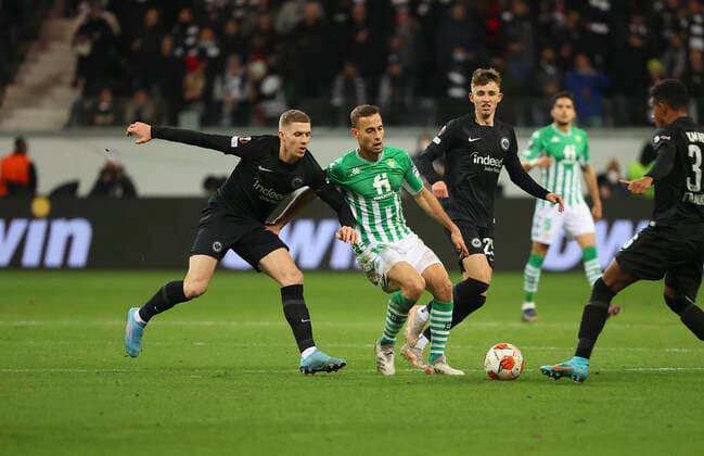 17.03.2022, Fussball UEFA Europa League, Eintracht Frankfurt - Real Betis Sevilla, emonline, emspor, v.l., Kristijan Jakic (Eintracht Frankfurt), Sergio Canales (Real Betis Sevilla), Jesper Lindström (Eintracht Frankfurt) DFL DFB REGULATIONS PROHIBIT ANY USE OF PHOTOGRAPHS AS IMAGE SEQUENCES AND OR QUASI-VIDEO. xdcx Copyright: HMBxMedia