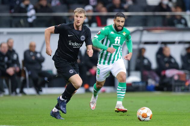 Eintracht Frankfurt - Real Betis Sevilla, UEFA Europa League Martin Hinteregger (Eintracht Frankfurt, 13) gegn Nabil Fekir (Betis Sevilla, 8). Achtelfinal-Rückspiel der UEFA Europa League zwischen Eintracht Frankfurt und Real Betis Sevilla am 13. März 2022 im Deutsche Bank Park in Frankfurt am Main., Frankfurt am Main Hessen Deutschland Deutsche Bank Park