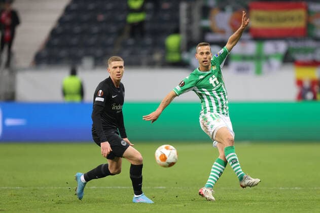 Eintracht Frankfurt - Real Betis Sevilla, UEFA Europa League Sergio Canales (Betis Sevilla, 10), links im Hintergrund Kristijan Jakic (Eintracht Frankfurt, 6). Achtelfinal-Rückspiel der UEFA Europa League zwischen Eintracht Frankfurt und Real Betis Sevilla am 13. März 2022 im Deutsche Bank Park in Frankfurt am Main., Frankfurt am Main Hessen Deutschland Deutsche Bank Park