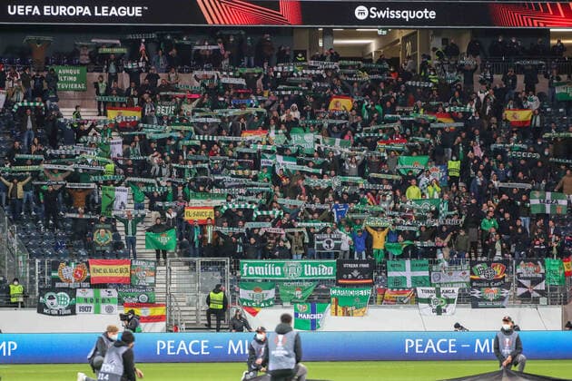 Europa League - Achtelfinale - Eintracht Frankfurt - Real Betis Sevilla am 17.03.2022 im Deutsche Bank Park in Frankfurt Die Betis Sevilla Fans präsentieren im Gästeblock Gaesteblock eine Schalparade