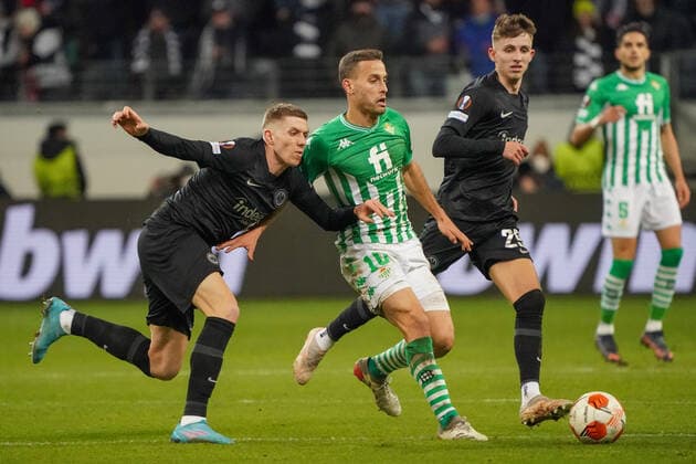 Kristijan Jakic (Eintracht Frankfurt) gegen Sergio Canales (Real Betis BalompiÃ Sevilla) - Frankfurt 17.03.2022: Eintracht Frankfurt vs. Betis Sevilla, UEFA Europa League, Achtelfinale