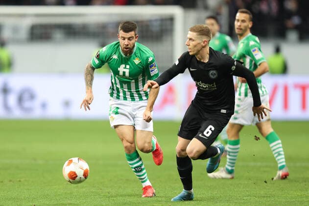 Eintracht Frankfurt - Real Betis Sevilla, UEFA Europa League Aitor Ruibal (Betis Sevilla, 24) gegen Kristijan Jakic (Eintracht Frankfurt, 6). Achtelfinal-Rückspiel der UEFA Europa League zwischen Eintracht Frankfurt und Real Betis Sevilla am 13. März 2022 im Deutsche Bank Park in Frankfurt am Main., Frankfurt am Main Hessen Deutschland Deutsche Bank Park
