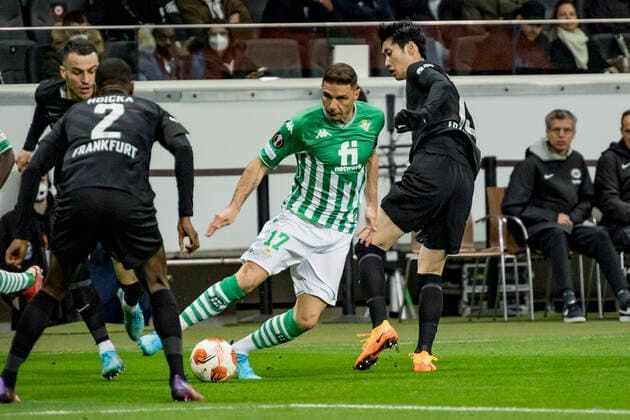 UEFA Europa League, Eintracht Frankfurt vs. Real Betis Sevilla, Frankfurt, Deutsche Bank Park, 17.3.2022 Joaquin (Real Betis Sevilla 17) & Daichi Kamada (Eintracht Frankfurt 15), Eintracht Frankfurt vs. Real Betis Sevilla, Frankfurt, Deutsche Bank Park, 17.3.2022 Copyright: xBEAUTIFULxSPORTS Gawlikx