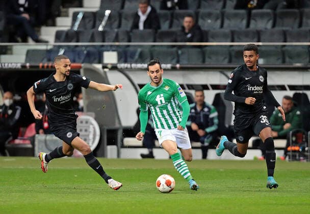 17.03.2022, xovx, Fußball UEFA Europa League, Eintracht Frankfurt - Betis Sevilla v.l. Djibril Sow (Eintracht Frankfurt), Juanmi (Real Betis Sevilla), Ansgar Knauff (Eintracht Frankfurt) emspor Frankfurt
