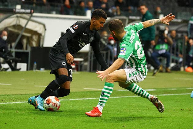 Frankfurt am Main, 17.03.2022 xjfx Fussball UEFA Europa League, Eintracht Frankfurt - Real Betis Sevilla emspor, emonline, v.l., Ansgar Knauff (Eintracht Frankfurt), Aitor Ruibal (Real Betis Sevilla), Zweikampf, Action, Aktion, Battles for the Ball Copyright: JoaquimxFerreira