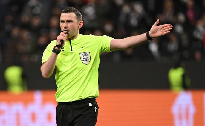 17.03.2022, xjhx, Fussball UEFA Europa League, Eintracht Frankfurt - Real Betis Sevilla emspor, v.l. Schiedsrichter Michael Oliver (England) gestikuliert gibt Anweisungen (DFL DFB REGULATIONS PROHIBIT ANY USE OF PHOTOGRAPHS as IMAGE SEQUENCES and or QUASI-VIDEO) Frankfurt am Main