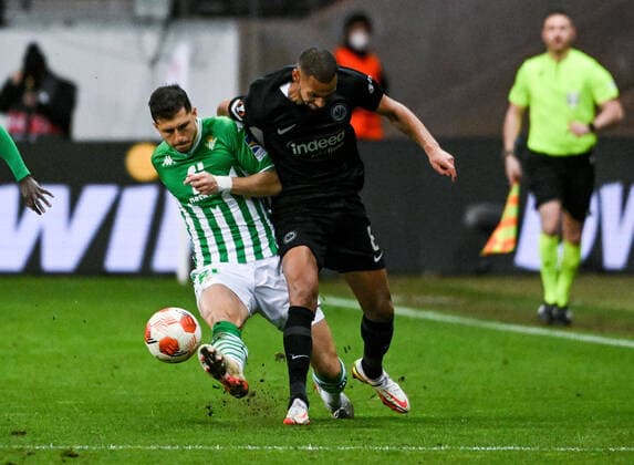 17.03.2022, xpsx, Fussball UEFA Europa League, Eintracht Frankfurt - Real Betis Sevilla v.l. Guido Rodriguez (Real Betis Sevilla), Djibril Sow (Eintracht Frankfurt) (DFL DFB REGULATIONS PROHIBIT ANY USE OF PHOTOGRAPHS as IMAGE SEQUENCES and or QUASI-VIDEO) emspor Frankfurt