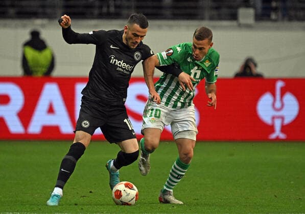 17.03.2022, xjhx, Fussball UEFA Europa League, Eintracht Frankfurt - Real Betis Sevilla emspor, v.l. Filip Kostic (Eintracht Frankfurt) Sergio Canales (Real Betis Sevilla) Zweikampf, Aktion, action, battle for the ball (DFL DFB REGULATIONS PROHIBIT ANY USE OF PHOTOGRAPHS as IMAGE SEQUENCES and or QUASI-VIDEO) Frankfurt am Main