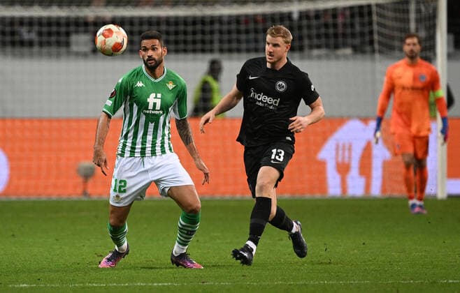 17.03.2022, xjhx, Fussball UEFA Europa League, Eintracht Frankfurt - Real Betis Sevilla emspor, v.l. William Jose (Real Betis Sevilla) Martin Hinteregger (Eintracht Frankfurt) zautz Zweikampf, Aktion, action, battle for the ball (DFL DFB REGULATIONS PROHIBIT ANY USE OF PHOTOGRAPHS as IMAGE SEQUENCES and or QUASI-VIDEO) Frankfurt am Main