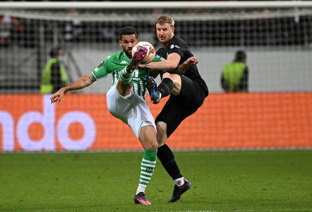 17.03.2022, xjhx, Fussball UEFA Europa League, Eintracht Frankfurt - Real Betis Sevilla emspor, v.l. William Jose (Real Betis Sevilla) Martin Hinteregger (Eintracht Frankfurt) zautz Zweikampf, Aktion, action, battle for the ball (DFL DFB REGULATIONS PROHIBIT ANY USE OF PHOTOGRAPHS as IMAGE SEQUENCES and or QUASI-VIDEO) Frankfurt am Main