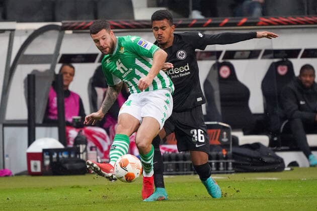 Zweikampf Altor Rulbal (Real Betis BalompiÃ Sevilla) gegen Ansgar Knauff (Eintracht Frankfurt) - Frankfurt 17.03.2022: Eintracht Frankfurt vs. Betis Sevilla, UEFA Europa League, Achtelfinale