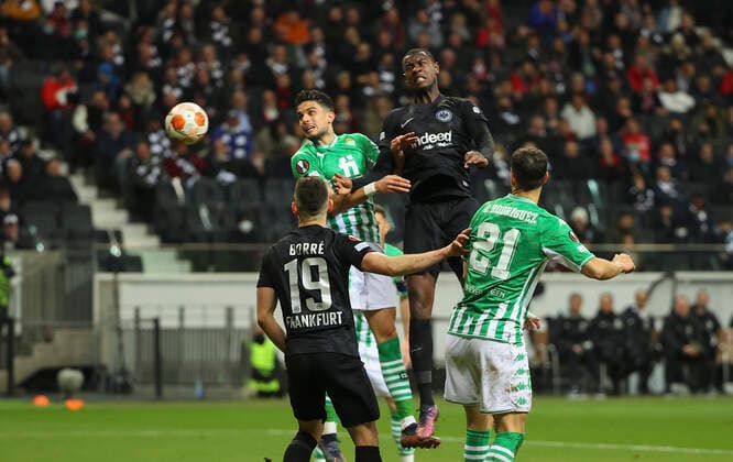 17.03.2022, Fussball UEFA Europa League, Eintracht Frankfurt - Real Betis Sevilla, emonline, emspor, v.l., Marc Bartra (Real Betis Sevilla), Evan Ndicka (Eintracht Frankfurt), Kopfball, Kopfballduell DFL DFB REGULATIONS PROHIBIT ANY USE OF PHOTOGRAPHS AS IMAGE SEQUENCES AND OR QUASI-VIDEO. xdcx Copyright: HMBxMedia