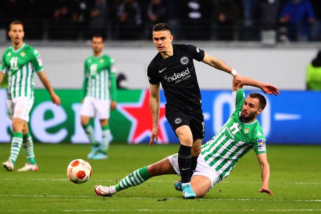 Rafael Borre (Frankfurt) im Zweikampf mit German Pezzella (Sevilla) Eintracht Frankfurt vs Real Betis Balompie, Fussball, Uefa Europa League, 17.03.2022 Eintracht Frankfurt vs Real Betis Balompie, Fussball, Uefa Europa League, 17.03.2022 Frankfurt Copyright: xEibner-Pressefotox EP_RWS
