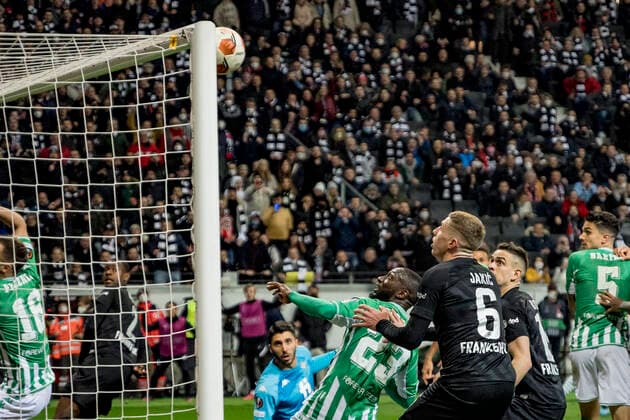 UEFA Europa League, Eintracht Frankfurt vs. Real Betis Sevilla, Frankfurt, Deutsche Bank Park, 17.3.2022 Youssouf Sabaly (Real Betis Sevilla 23) & Kristijan Jakic (Eintracht Frankfurt 6) sehen, wie der Ball nur das Alu trifft, Eintracht Frankfurt vs. Real Betis Sevilla, Frankfurt, Deutsche Bank Park, 17.3.2022 Copyright: xBEAUTIFULxSPORTS Gawlikx
