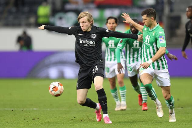 Eintracht Frankfurt - Real Betis Sevilla, UEFA Europa League Jens Petter Hauge (Eintracht Frankfurt, 23) vor Torwart Joel Robles (Betis Sevilla, 1). Achtelfinal-Rückspiel der UEFA Europa League zwischen Eintracht Frankfurt und Real Betis Sevilla am 13. März 2022 im Deutsche Bank Park in Frankfurt am Main., Frankfurt am Main Hessen Deutschland Deutsche Bank Park