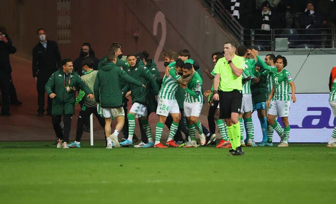 17.03.2022, Fussball UEFA Europa League, Eintracht Frankfurt - Real Betis Sevilla, emonline, emspor, v.l., Torjubel zum 0:1 durch Borja Iglesias (Real Betis Sevilla), Goal celebration, celebrate the goal DFL DFB REGULATIONS PROHIBIT ANY USE OF PHOTOGRAPHS AS IMAGE SEQUENCES AND OR QUASI-VIDEO. xdcx Copyright: HMBxMedia