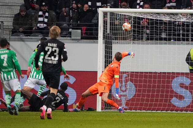 Borja Iglesias (Real Betis BalompiÃ Sevilla) erzielt in der 90. Minute das Tor zum 0:1 gegen Torwart Kevin Trapp (Eintracht Frankfurt) - Frankfurt 17.03.2022: Eintracht Frankfurt vs. Betis Sevilla, UEFA Europa League, Achtelfinale