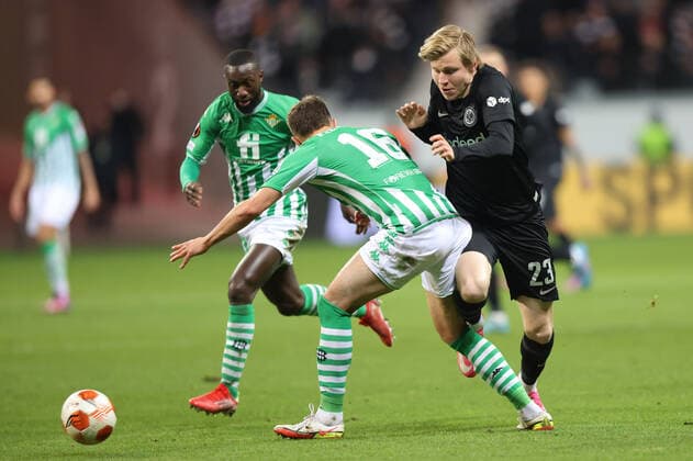 Eintracht Frankfurt - Real Betis Sevilla, UEFA Europa League Jens Petter Hauge (Eintracht Frankfurt, 23) gegen German Pezzella (Betis Sevilla, 16). Achtelfinal-Rückspiel der UEFA Europa League zwischen Eintracht Frankfurt und Real Betis Sevilla am 13. März 2022 im Deutsche Bank Park in Frankfurt am Main., Frankfurt am Main Hessen Deutschland Deutsche Bank Park