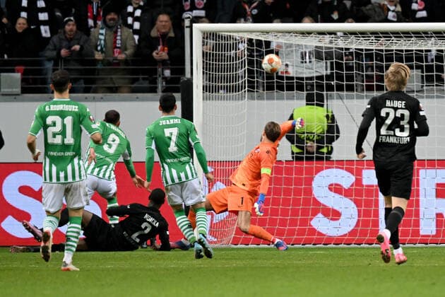 Frankfurt, Deutsche Bank Park, 17.03.22, GER, Herren, UEFA Europa League, Saison 2021-2022, Eintracht Frankfurt - Real Betis Sevilla Bild: Borja Iglesias (Real Betis Sevilla) macht das Tor zum 0:1 Nur fuer journalistische Zwecke! Only for editorial use! Gemaess den Vorgaben der DFL Deutsche Fußball Liga ist es untersagt, in dem Stadion und oder vom Spiel angefertigte Fotoaufnahmen in Form von Sequenzbildern und oder videoaehnlichen Fotostrecken zu verwerten bzw. verwerten zu lassen. DFL regulations prohibit any use of photographs as image sequences and or quasi-video. Hessen Deutschland