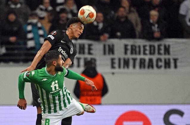 17.03.2022, xjhx, Fussball UEFA Europa League, Eintracht Frankfurt - Real Betis Sevilla emspor, v.l. Ansgar Knauff (Eintracht Frankfurt) Nabil Fekir (Real Betis Sevilla) Kopfballduell Kopfball Zweikampf (DFL DFB REGULATIONS PROHIBIT ANY USE OF PHOTOGRAPHS as IMAGE SEQUENCES and or QUASI-VIDEO) Frankfurt am Main