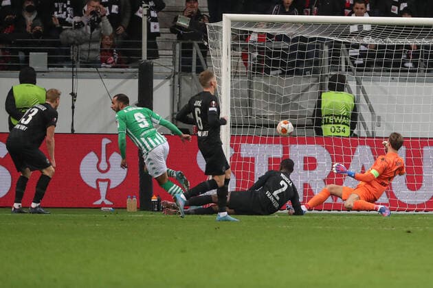 Europa League - Achtelfinale - Eintracht Frankfurt - Real Betis Sevilla am 17.03.2022 im Deutsche Bank Park in Frankfurt Borja Iglesias (Betis) erzielt gegen Torwart Kevin Trapp (Frankfurt) das Tor zum 0 zu 1, Martin Hinteregger (Frankfurt) , Kristijan Jakic (Frankfurt) und Evan Ndicka (Frankfurt) können nur noch zuschauen