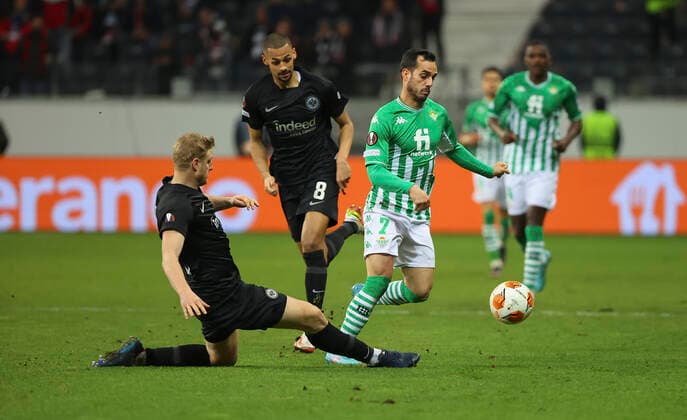 17.03.2022, Fussball UEFA Europa League, Eintracht Frankfurt - Real Betis Sevilla, emonline, emspor, v.l., Martin Hinteregger (Eintracht Frankfurt), Juanmi (Real Betis Sevilla) DFL DFB REGULATIONS PROHIBIT ANY USE OF PHOTOGRAPHS AS IMAGE SEQUENCES AND OR QUASI-VIDEO. xdcx Copyright: HMBxMedia