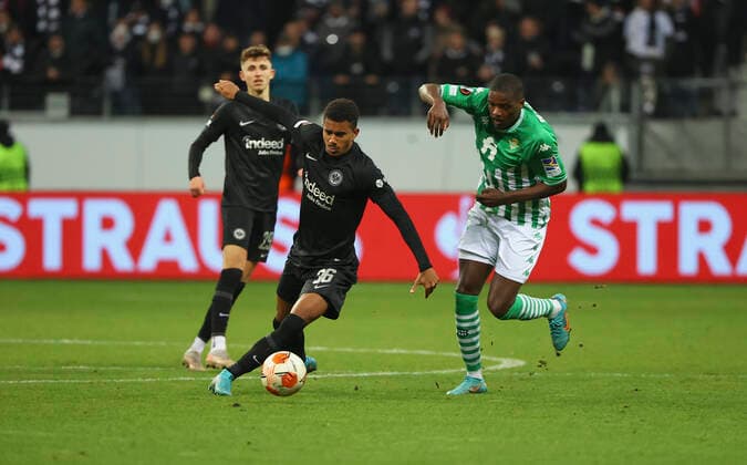 17.03.2022, Fussball UEFA Europa League, Eintracht Frankfurt - Real Betis Sevilla, emonline, emspor, v.l., Ansgar Knauff (Eintracht Frankfurt), William Carvalho (Real Betis Sevilla) DFL DFB REGULATIONS PROHIBIT ANY USE OF PHOTOGRAPHS AS IMAGE SEQUENCES AND OR QUASI-VIDEO. xdcx Copyright: HMBxMedia