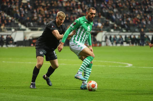 17.03.2022, Fussball UEFA Europa League, Eintracht Frankfurt - Real Betis Sevilla, emonline, emspor, v.l., Martin Hinteregger (Eintracht Frankfurt), Borja Iglesias (Real Betis Sevilla) DFL DFB REGULATIONS PROHIBIT ANY USE OF PHOTOGRAPHS AS IMAGE SEQUENCES AND OR QUASI-VIDEO. xdcx Copyright: HMBxMedia