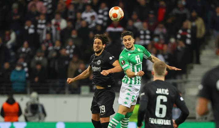 17.03.2022, Fussball UEFA Europa League, Eintracht Frankfurt - Real Betis Sevilla, emonline, emspor, v.l., Goncalo Paciencia (Eintracht Frankfurt), Marc Bartra (Real Betis Sevilla), Kopfball, Kopfballduell DFL DFB REGULATIONS PROHIBIT ANY USE OF PHOTOGRAPHS AS IMAGE SEQUENCES AND OR QUASI-VIDEO. xdcx Copyright: HMBxMedia