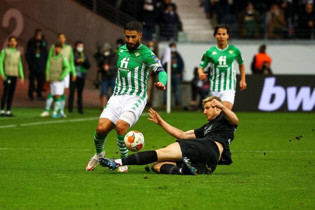 Frankfurt am Main, 17.03.2022 xjfx Fussball UEFA Europa League, Eintracht Frankfurt - Real Betis Sevilla emspor, emonline, v.l., Nabil Fekir (Real Betis Sevilla), Martin Hinteregger (Eintracht Frankfurt), Zweikampf, Action, Aktion, Battles for the Ball Copyright: JoaquimxFerreira