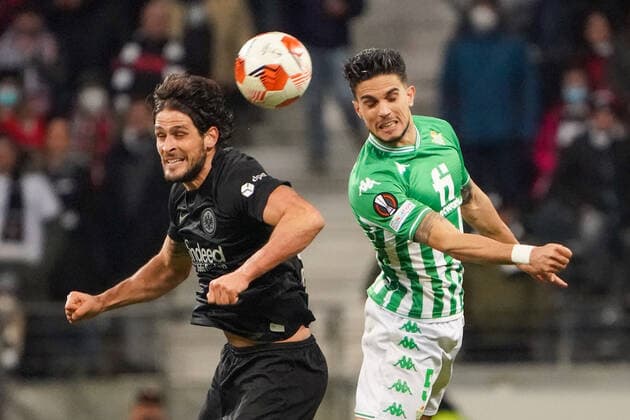 Goncalo Paciencia (Eintracht Frankfurt) gegen Marc Batra (Real Betis BalompiÃ Sevilla) - Frankfurt 17.03.2022: Eintracht Frankfurt vs. Betis Sevilla, UEFA Europa League, Achtelfinale