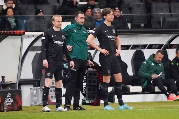 Sebastian Rode (Eintracht Frankfurt) und Sam Lammers (Eintracht Frankfurt) zur Einwechslung bereit - Frankfurt 17.03.2022: Eintracht Frankfurt vs. Betis Sevilla, UEFA Europa League, Achtelfinale