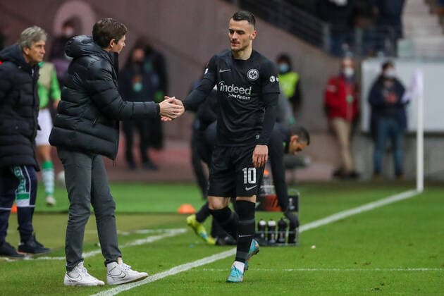 Europa League - Achtelfinale - Eintracht Frankfurt - Real Betis Sevilla am 17.03.2022 im Deutsche Bank Park in Frankfurt Trainer Oliver Glasner (Frankfurt) gibt Filip Kostic (Frankfurt) Shakehands