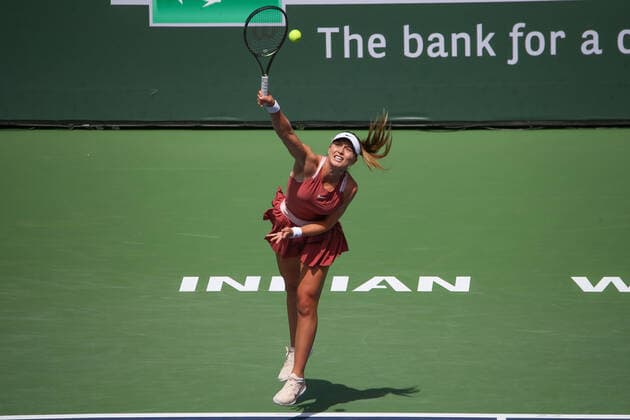 INDIAN WELLS, CA - MARCH 17: Paula Badosa (ESP) serves during the quarterfinal round of the BNP Paribas Open on March 17, 2022 at Indian Wells Tennis Garden in Indian Wells, CA. (Photo by George Walker Icon Sportswire) TENNIS: MAR 17 BNP Paribas Open Icon220317052