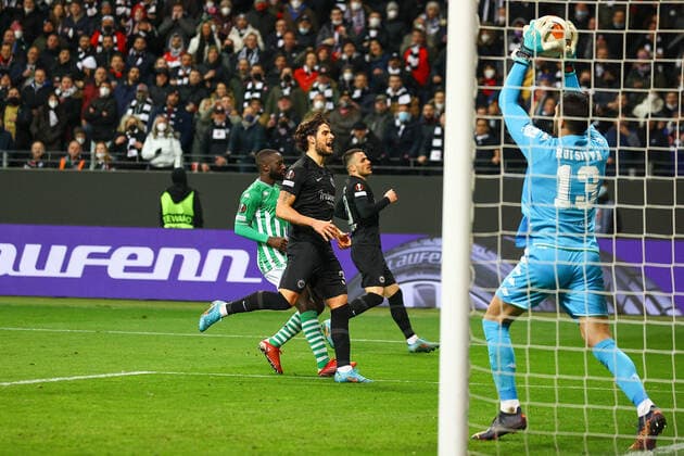 Frankfurt am Main, 17.03.2022 xjfx Fussball UEFA Europa League, Eintracht Frankfurt - Real Betis Sevilla emspor, emonline, v.l., Kopfball, Goncalo Paciencia (Eintracht Frankfurt), Torwart Rui Silva (Real Betis Sevilla) Copyright: JoaquimxFerreira