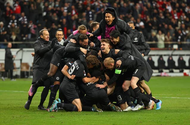 17.03.2022, Fussball UEFA Europa League, Eintracht Frankfurt - Real Betis Sevilla, emonline, emspor, v.l., Torjubel zum 1:1 durch Martin Hinteregger (Eintracht Frankfurt), Goal celebration, celebrate the goal DFL DFB REGULATIONS PROHIBIT ANY USE OF PHOTOGRAPHS AS IMAGE SEQUENCES AND OR QUASI-VIDEO. xdcx Copyright: HMBxMedia