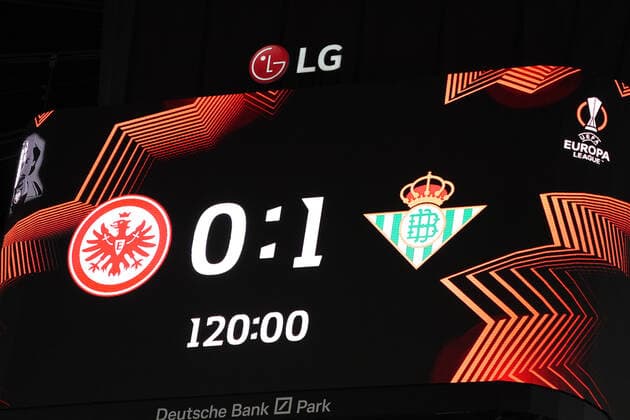 Nachspielzeit bricht an nach 120 Minuten - Frankfurt 17.03.2022: Eintracht Frankfurt vs. Betis Sevilla, UEFA Europa League, Achtelfinale