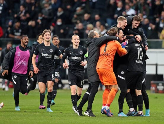 17.03.2022, xovx, Fußball UEFA Europa League, Eintracht Frankfurt - Betis Sevilla Jubel nach Spielende und dem Tor zum 1:1 durch Martin Hinteregger (Eintracht Frankfurt) emspor Frankfurt