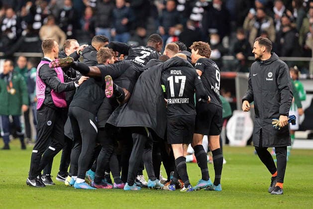 17.03.2022, xovx, Fußball UEFA Europa League, Eintracht Frankfurt - Betis Sevilla Jubel nach Spielende und dem Tor zum 1:1 durch Martin Hinteregger (Eintracht Frankfurt) emspor Frankfurt