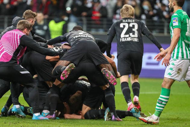 Europa League - Achtelfinale - Eintracht Frankfurt - Real Betis Sevilla am 17.03.2022 im Deutsche Bank Park in Frankfurt Jubel, Torjubel, Torschuetze, Torschütze Martin Hinteregger (Frankfurt) jubelt nach seinem Tor zum 1 zu 1 mit der Mannschaft