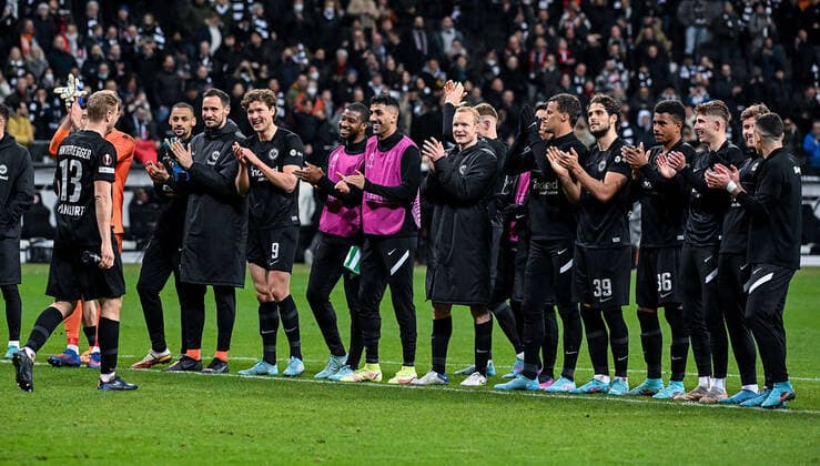 17.03.2022, xpsx, Fussball UEFA Europa League, Eintracht Frankfurt - Real Betis Sevilla v.l. Applaus für Martin Hinteregger (Eintracht Frankfurt) (DFL DFB REGULATIONS PROHIBIT ANY USE OF PHOTOGRAPHS as IMAGE SEQUENCES and or QUASI-VIDEO) emspor Frankfurt