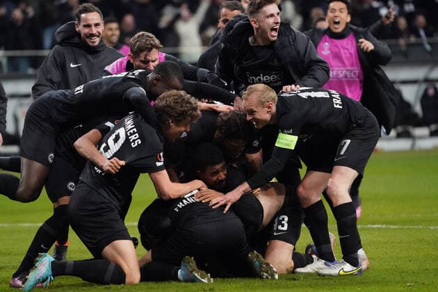 Freude bei Eintracht Frankfurt über das Tor zum 1:1 von Martin Hinteregger (Eintracht Frankfurt) - Frankfurt 17.03.2022: Eintracht Frankfurt vs. Betis Sevilla, UEFA Europa League, Achtelfinale